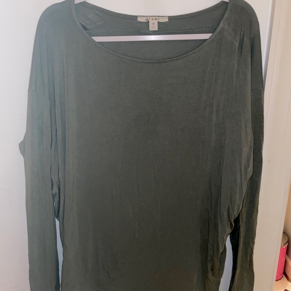 Medium long sleeve green shirt